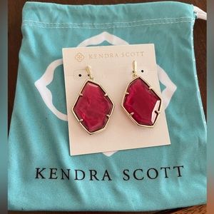 Kendra Scott NEW Dangle Earrings in Gold, Pink Berry.